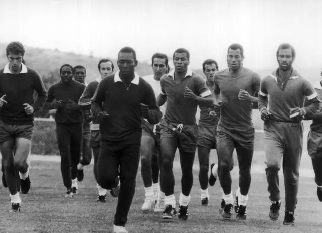 Pele e demais jogadores treinamaposta rivalocampo do Exercito no Rioaposta rivaloJaneiro