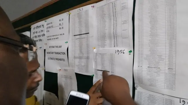 পূর্বপুরুষের নাম খুঁজছেন আতঙ্কিত কিছু স্বজন।