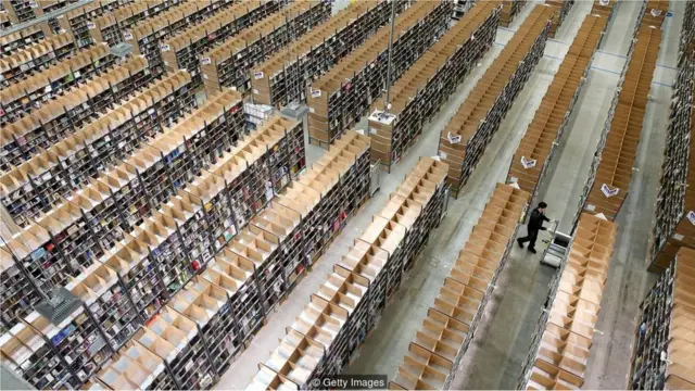 Các hãng bán hàng trực tuyến như Amazon chào mời chúng ta các sản phẩm dựa trên thói quen lướt mạng của chúng ta