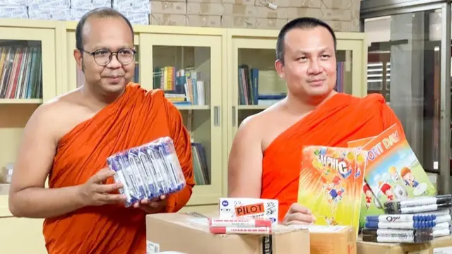 พระมหาสมปอง ตาลปุตฺโต และพระมหาไพรวัลย์ วรวณฺโณ