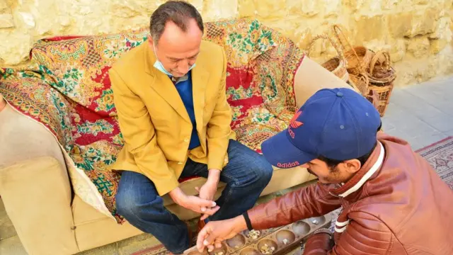 وضع سكان السلط كنبة على الطريق يجتمعون عليها للعب المنقلة الشهيرة هناك