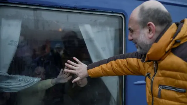 কাঁদছেন বয়স্ক ভদ্রলোক