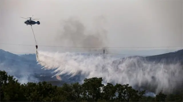 helikopterle yangın söndürme çalışması
