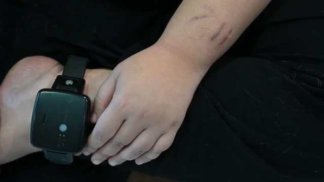 รุ้งต้องคำนวณเวลากลับบ้านให้ทันก่อน 5 ทุ่มตามเงื่อนไขศาล ไม่เช่นนั้นกำไลอีเอ็มจะแจ้งเตือนไปยังเจ้าหน้าที่ และมีคนโทรไปหาทนายความและแม่เพื่อตามหาตัวเธอ ซึ่งรุ้งไม่ต้องการให้พวกเขาเดือดร้อน