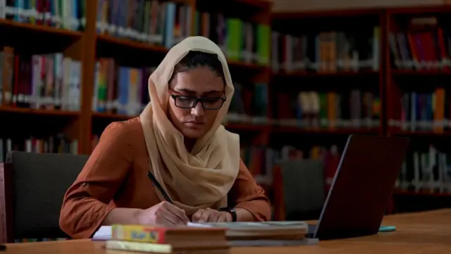 पुस्तकालयमा वाहिदा अमिरी