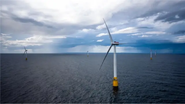 Des éoliennes en mer