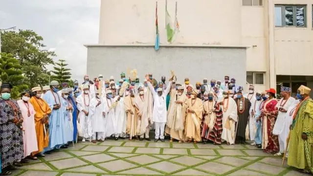 Govnor Akeredolu wit traditional rulers for di state