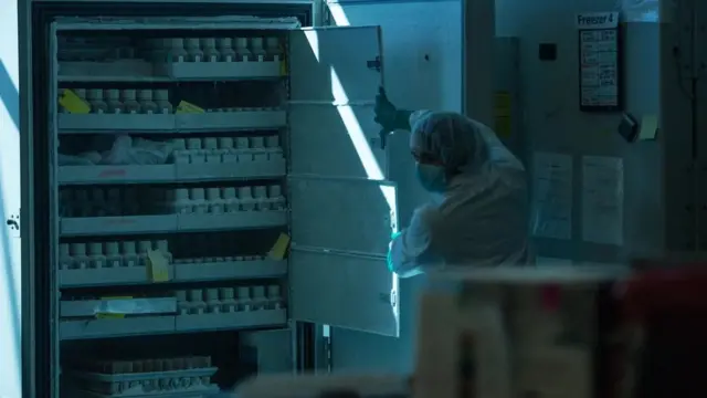 Scientifique qui ferme une banque de selles