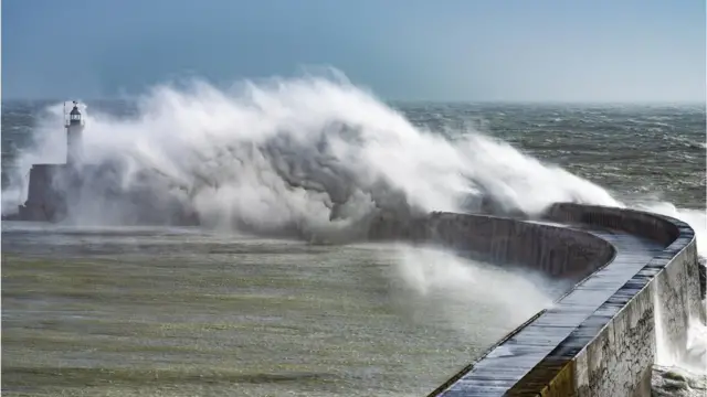 Шторм у побережья в Восточном Сассексе