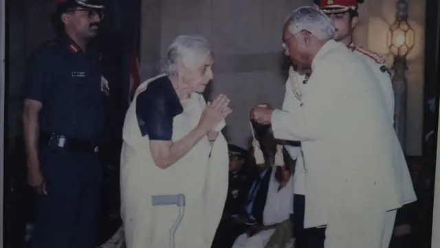 રાષ્ટ્રપતિ કે.આર.નારાયણનના હસ્તે વીર ચક્ર સ્વીકારતાં લેફ્ટનન્ટ થાપરના દાદી