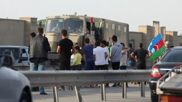 Azerbaycan'ın başkenti Bakü'de Azeriler ordu mensuplarını selamladı