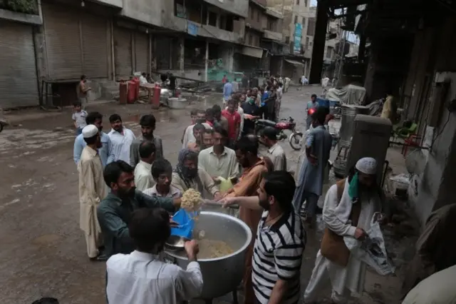 Pakistan'ın Lahor kentinde yemek kuyruğunda bekleyenler