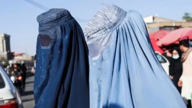 અફઘાનિસ્તાનમાં તાલિબાનના રાજમાં મહિલાઓના પોશાક અંગે પ્રતિબંધો લાદવામાં આવ્યા છે.