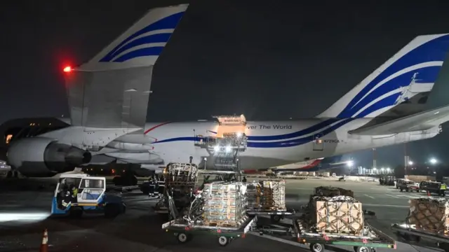 Avión descargando en Kiev la ayuda militar de EE.UU.