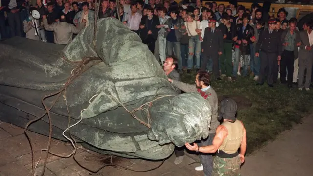 Демонтаж памятника Дзержинскому в Москве 22 августа 1991 года