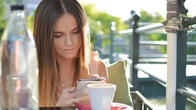 дівчина в кафе