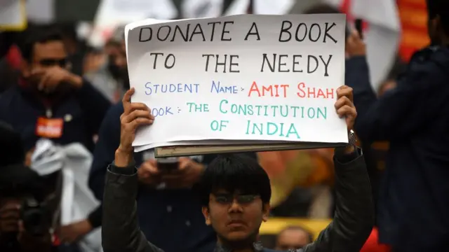 जगह- दिल्ली: ''ज़रूरतमंद को किताब डोनेट कीजिए. छात्र का नाम- अमित शाह, किताब- भारत का संविधान''
