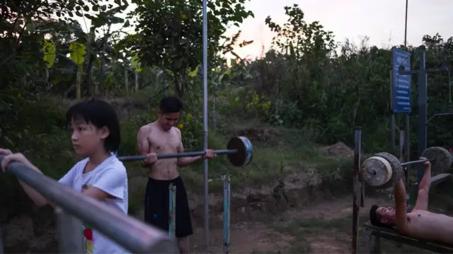 Thanh niên tập thể dục ở bờ sông Hồng