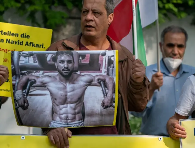 Protesta contra la ejecución de Navid Afkari frente a la embajada iraní en Berlín.
