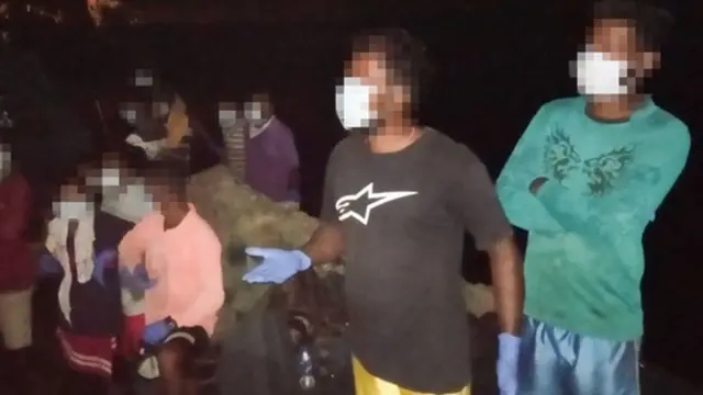 கடற்படை கைது செய்தவர்கள்