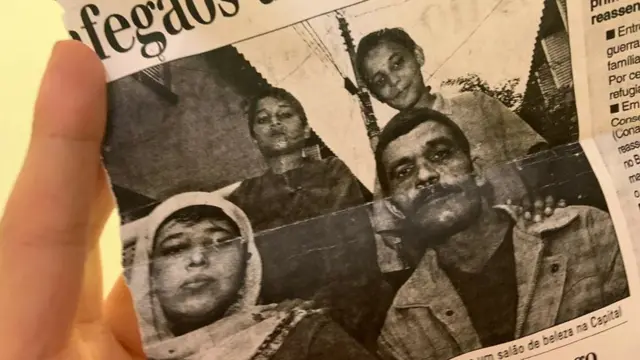 Jornal com foto da famíliajogo de pintarNabila