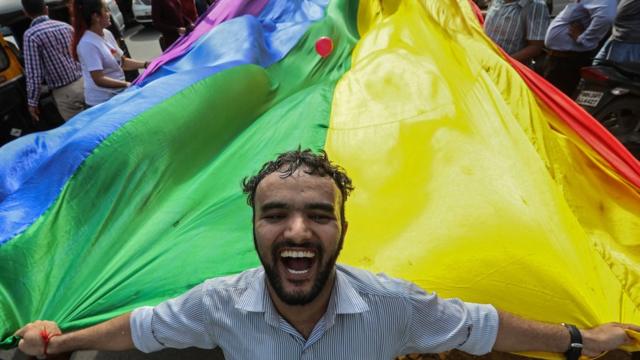 Des militants célèbrent après la dépénalisation de l'homosexualité par la Cour suprême indienne, septembre 2018