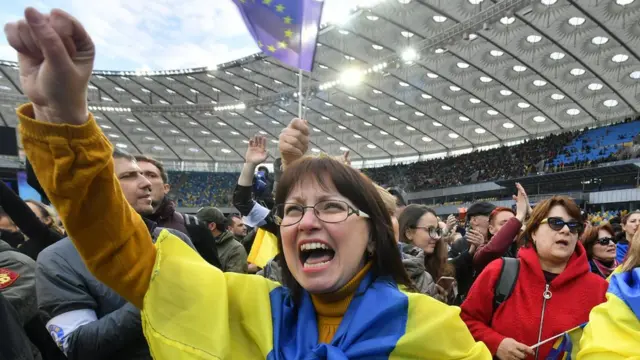 Жінка кричить у натовпі