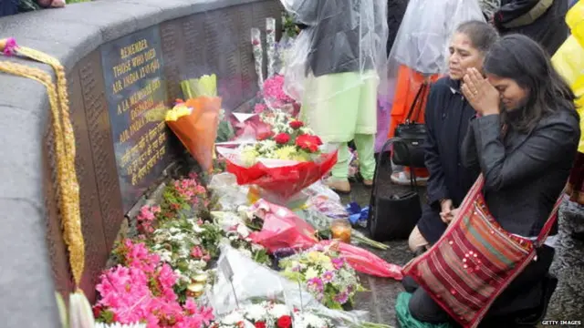 ਏਅਰ ਇੰਡੀਆ ਦੇ ਜਹਾਜ਼ ਵਿੱਚ ਬੰਬ ਧਮਾਕੇ (ਕਨਿਸ਼ਕ ਕਾਂਡ) ਦੇ ਹਾਦਸੇ ਦੇ ਵਿੱਚ ਜਾਨ ਗਵਾਉਣ ਵਾਲਿਆਂ ਨੂੰ ਸ਼ਰਧਾਂਜਲੀ ਭੇਂਟ ਕਰਦੇ ਪਰਿਵਾਰਕ ਮੈਂਬਰ (ਫਾਈਲ ਫੋਟੋ)