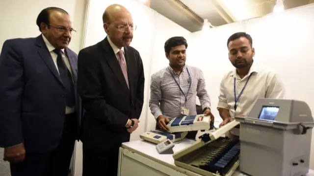 EVM મશીન અને VVPAT મશીનને જોતા ડૉ. નસીમ ઝૈદી અને એકે જોતી