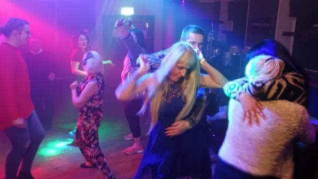 ক্লাবে নাচছেন মেলিসা।