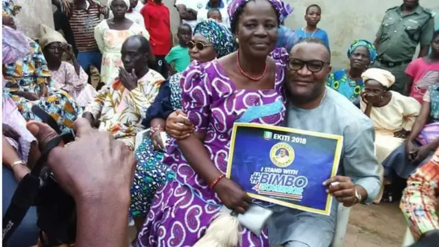 Araalu kan n gbe ami atilẹyin fun oludije kan