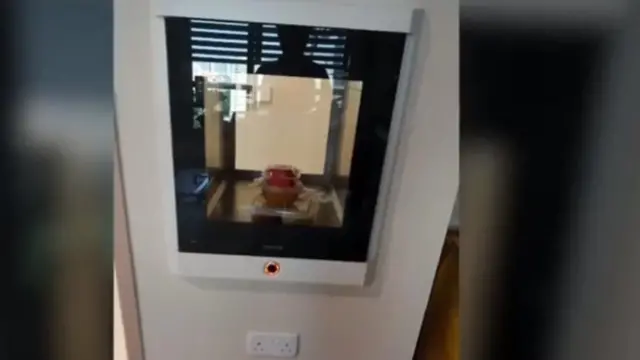 Makanan diberikan lewat lubang di pintu yang aman.