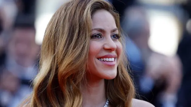 Shakira, umamulher latinaresultados jogos virtuais bet365cabelos loiros compridos, sorrindo