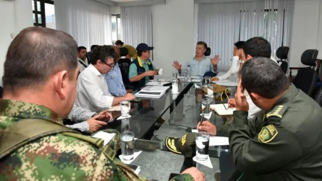 அதிகாரிகளோடு திட்டமிடும் அதிபர் குவன் மனுவேல் சான்டோஸ்