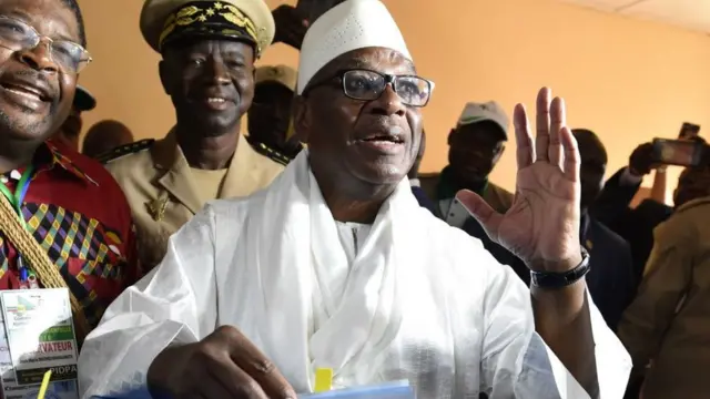 Le président sortant Ibrahim Boubacar Keïta, en train de voter ici, dans un bureau de vote de Bamako, la capitale, fait face à 23 candidats, dont Kanté Djenabou Ndiaye.