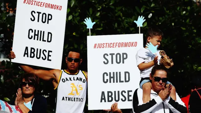 குழந்தை வன்கொடுமை நிறுத்துக -பதாகை