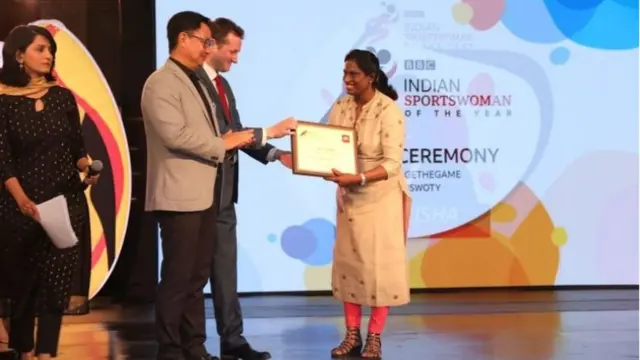 गेल्या वर्षीच्या 'बीबीसी स्पोर्ट्सवुमन ऑफ द इयर' पुरस्कार सोहळ्यातील चित्रे.