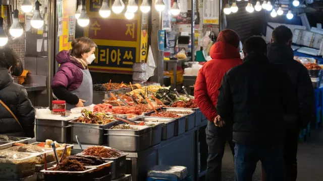 정부는 집합금지 업종에 최대 300만원, 집합제한 업종은 200만원, 이 외 일반 업종은 100만원의 지원금을 차등 지급한다는 방침이다