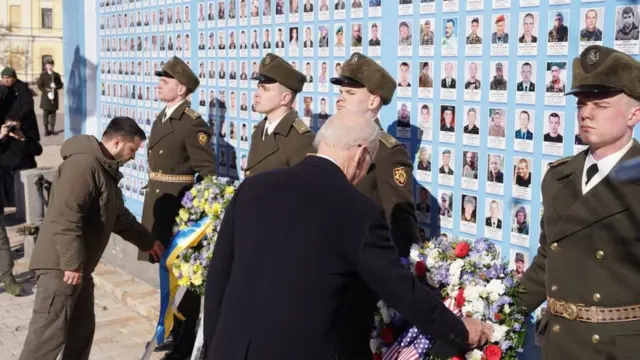 Зеленский и Байден у мемориала