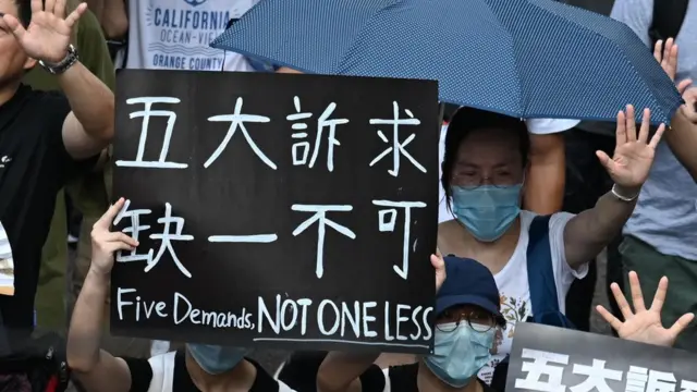 大批市民无视禁令上街游行。