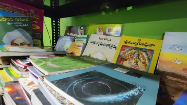 విజయనగరంలో సెలూన్ లోనే లైబ్రరీ