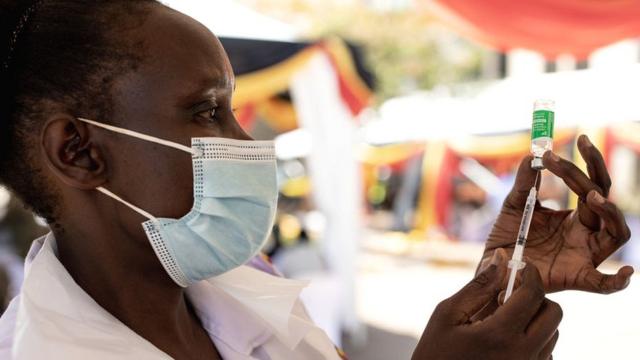 一名烏干達護士在坎帕拉抽取疫苗。
