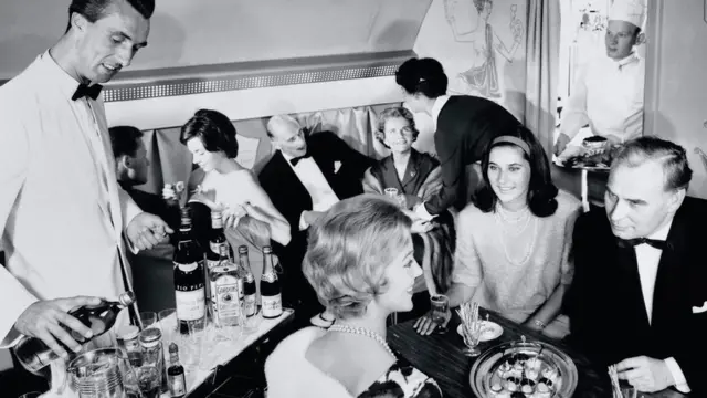 Архивный снимок: стюарт обслуживает пассажиров авиалайнера