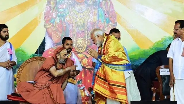 શંકર ભારતી સ્વામીજીના આશીર્વાદ લેતા પીએમ મોદી