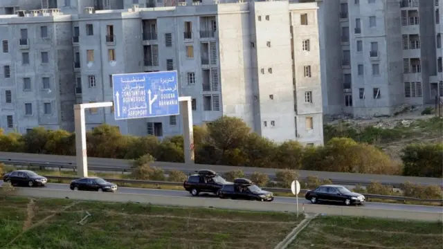 کاروان خودروهایی که گفته می‌شود حامل آقای بوتفلیقه هستند