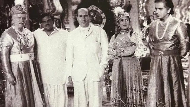 बाएं से पृथ्वीराज कपूर, के आसिफ़, राबोर्टो रुज़ोलिनी, मधुबाला और दिलीप कुमार मुगल-ए-आज़म की शूटिंग के दोरान.