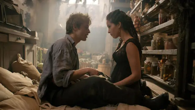 Benjamin Voisin en su papel de Antonin Carême junto con su pareja, Henriette, interpretada por Lyna Khoudri.