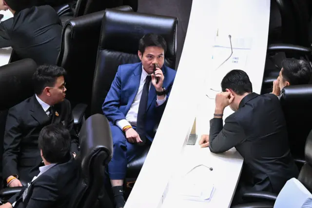 ภราดร ปริศนานันทกุล (ขวา) กับไชยชนก ชิดชอบ เลขาธิการพรรค ภท. ในวันสุดท้ายของการประชุมร่วมรัฐสภาชุดก่อน ในบรรยากาศถกเครียดร่างแก้ไขรัฐธรรมนูญ มาตรา 256 ในวาระที่ 2