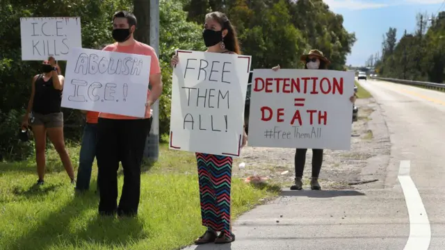 Personas protestan con carteles contra ICE y a favor de la liberación de migrantes a las afueras del centro Krome en agosto de 2015