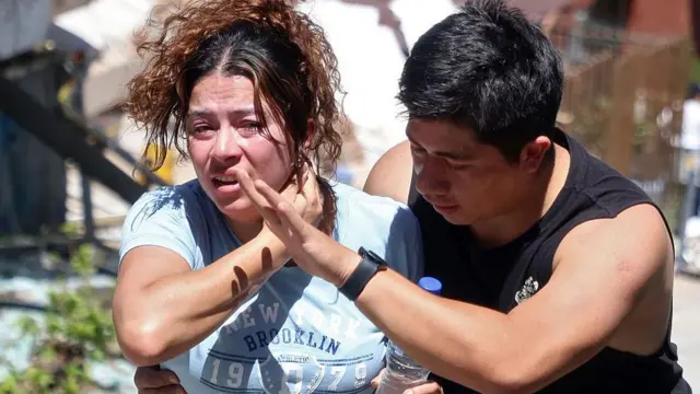Mujer llorando consolada por un hombre en Manizales, Colombia